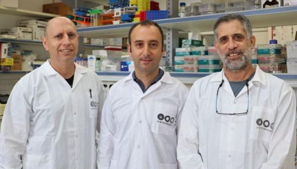 Dr. Dan Yamin and PhD student Matan Yehezkeli of the university’s infectious disease lab